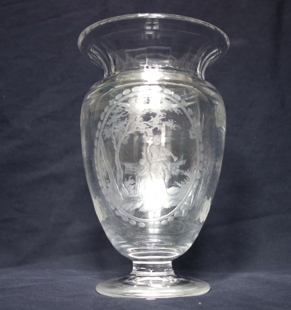 Vase ovoïde en cristal de Saint Louis taillé et gravé, décor d'après Boucher