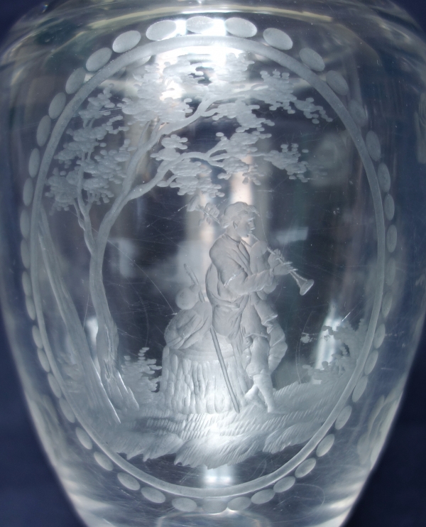 Vase ovoïde en cristal de Saint Louis taillé et gravé, décor d'après Boucher