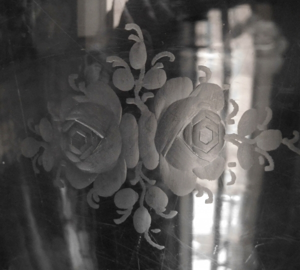 Vase ovoïde en cristal de Saint Louis taillé et gravé, décor d'après Boucher
