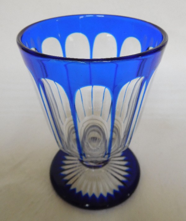 Verre en cristal de Baccarat ou Saint Louis overlay bleu cobalt, époque 1850-60