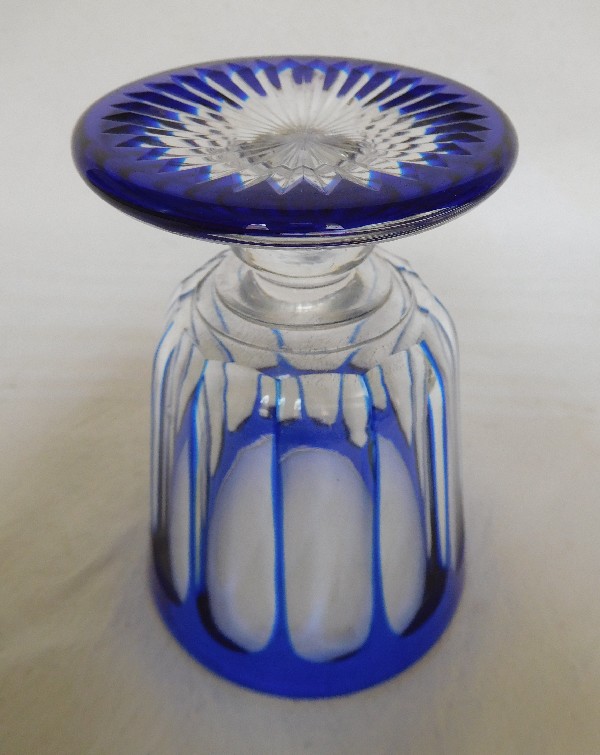 Verre en cristal de Baccarat ou Saint Louis overlay bleu cobalt, époque 1850-60