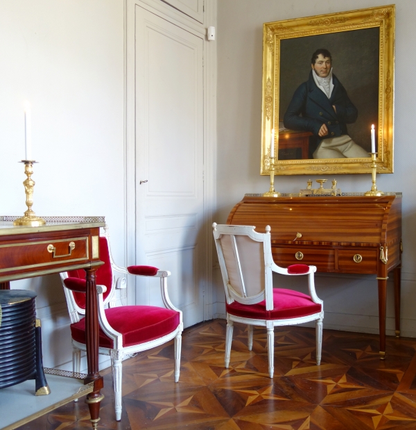 Paire de bougeoirs flambeaux Louis XVI en bronze doré, modèle du Château de Fontainebleau