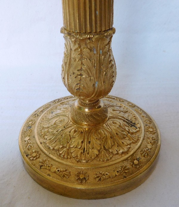 Paire de bougeoirs en bronze ciselé et doré au mercure, époque Empire