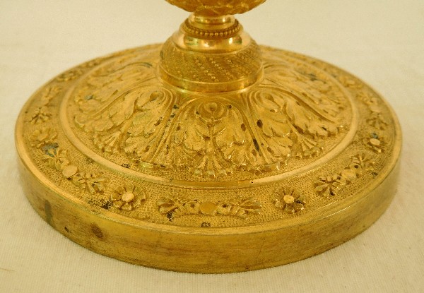 Paire de bougeoirs en bronze ciselé et doré au mercure, époque Empire