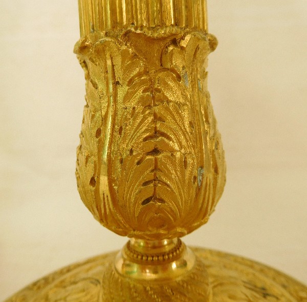 Paire de bougeoirs en bronze ciselé et doré au mercure, époque Empire