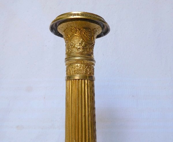 Paire de bougeoirs en bronze ciselé et doré au mercure, époque Empire