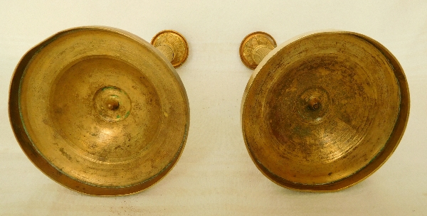 Paire de bougeoirs / flambeaux en bronze ciselé et doré au mercure, époque Empire