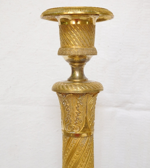 Paire de bougeoirs / flambeaux en bronze ciselé et doré au mercure, époque Empire