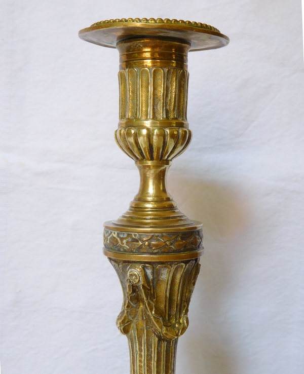 Paire de bougeoirs de style Louis XVI en bronze ciselé - milieu XIXe siècle