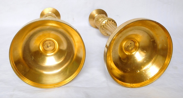 Paire de bougeoirs flambeaux de style Louis XVI en bronze ciselé et doré signés Barbedienne