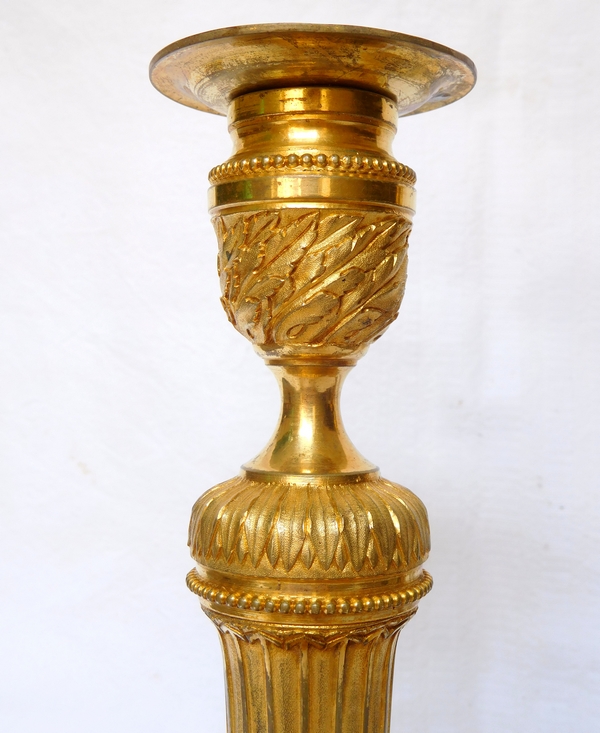 Paire de grands bougeoirs / flambeaux d'époque Louis XVI en bronze doré richement ciselé - 29cm