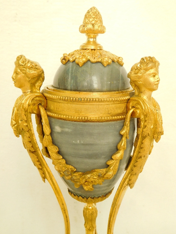 Bougeoir cassolette de style Louis XVI en bronze doré et marbre bleu turquin, époque XIXe siècle