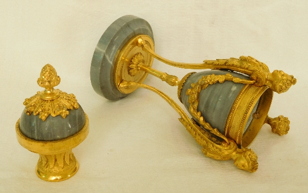 Bougeoir cassolette de style Louis XVI en bronze doré et marbre bleu turquin, époque XIXe siècle