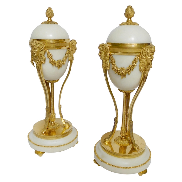 Paire de cassolettes à bougeoirs renversés en bronze doré et marbre, style Louis XVI