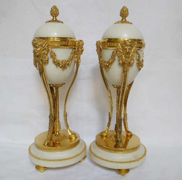 Paire de cassolettes à bougeoirs renversés en bronze doré et marbre, style Louis XVI