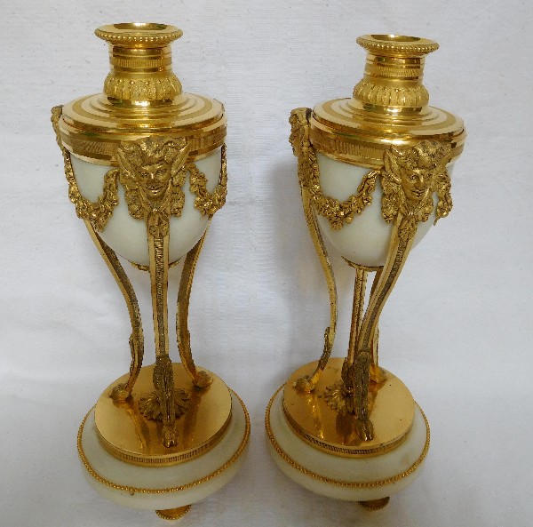 Paire de cassolettes à bougeoirs renversés en bronze doré et marbre, style Louis XVI