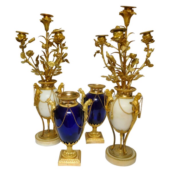 Garniture de cheminée d'époque Louis XVI 4 pièces aux coqs - bronze doré, marbre et verre bleu