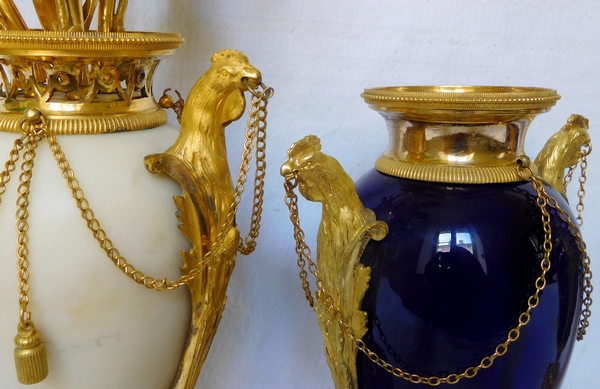 Garniture de cheminée d'époque Louis XVI 4 pièces aux coqs - bronze doré, marbre et verre bleu