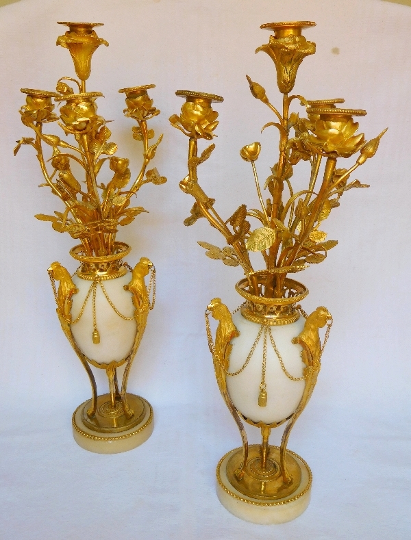 Garniture de cheminée d'époque Louis XVI 4 pièces aux coqs - bronze doré, marbre et verre bleu