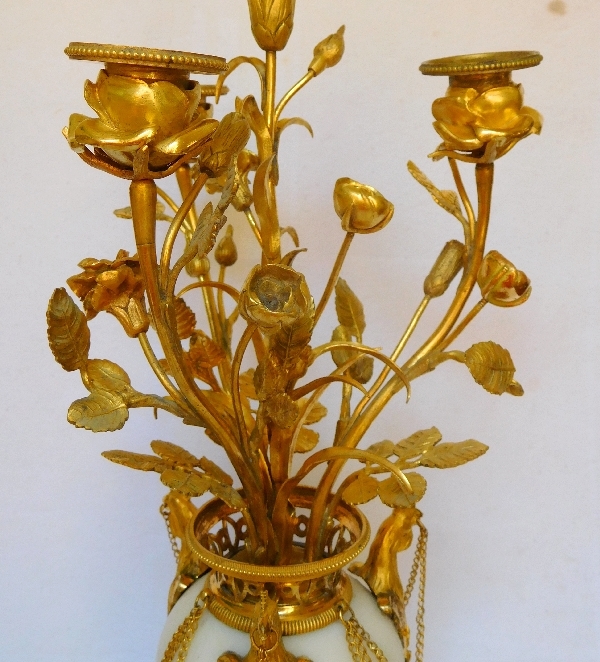 Garniture de cheminée d'époque Louis XVI 4 pièces aux coqs - bronze doré, marbre et verre bleu