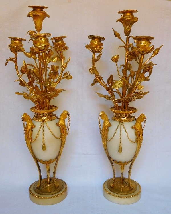 Garniture de cheminée d'époque Louis XVI 4 pièces aux coqs - bronze doré, marbre et verre bleu