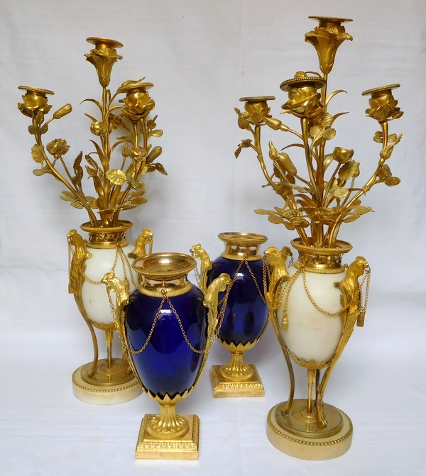 Garniture de cheminée d'époque Louis XVI 4 pièces aux coqs - bronze doré, marbre et verre bleu