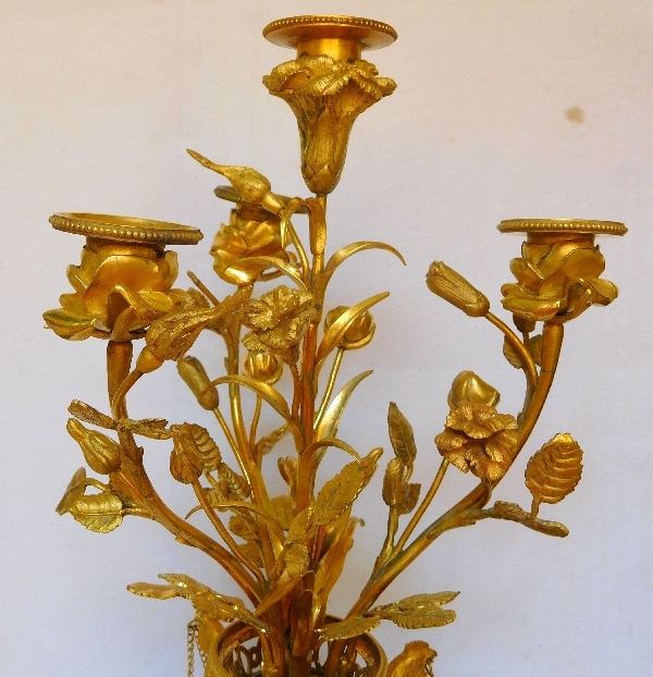 Garniture de cheminée d'époque Louis XVI 4 pièces aux coqs - bronze doré, marbre et verre bleu