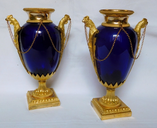 Garniture de cheminée d'époque Louis XVI 4 pièces aux coqs - bronze doré, marbre et verre bleu