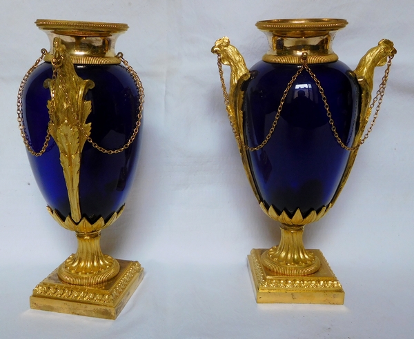 Garniture de cheminée d'époque Louis XVI 4 pièces aux coqs - bronze doré, marbre et verre bleu