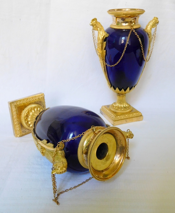 Garniture de cheminée d'époque Louis XVI 4 pièces aux coqs - bronze doré, marbre et verre bleu