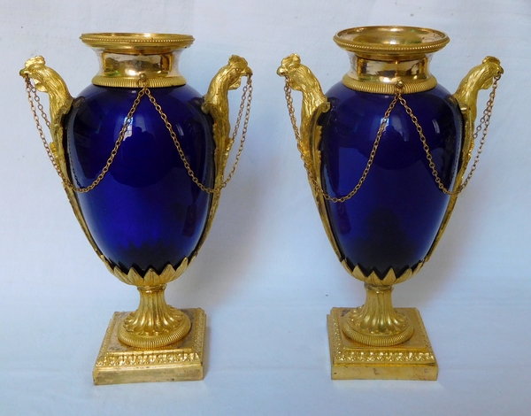 Garniture de cheminée d'époque Louis XVI 4 pièces aux coqs - bronze doré, marbre et verre bleu