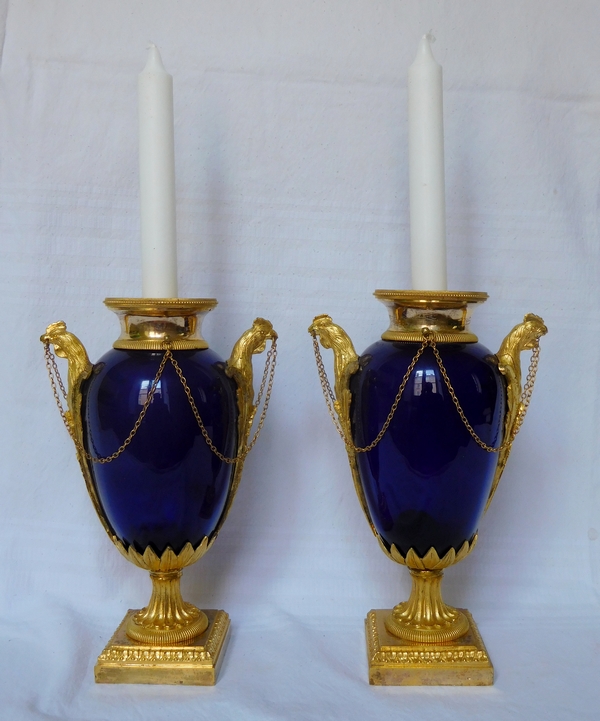 Garniture de cheminée d'époque Louis XVI 4 pièces aux coqs - bronze doré, marbre et verre bleu