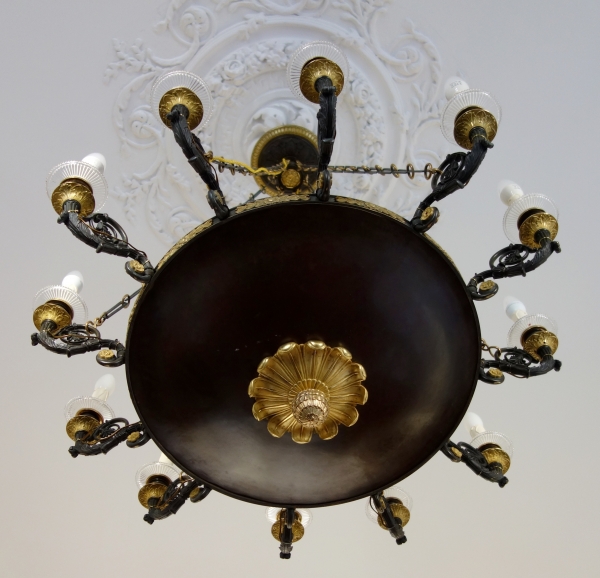 Grand lustre Empire en lampe antique à 12 feux, bronze doré & patiné, XIXe siècle vers 1830