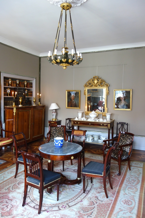 Grand lustre à 12 feux Empire d'époque Restauration en bronze patiné et doré, vers 1820-1830