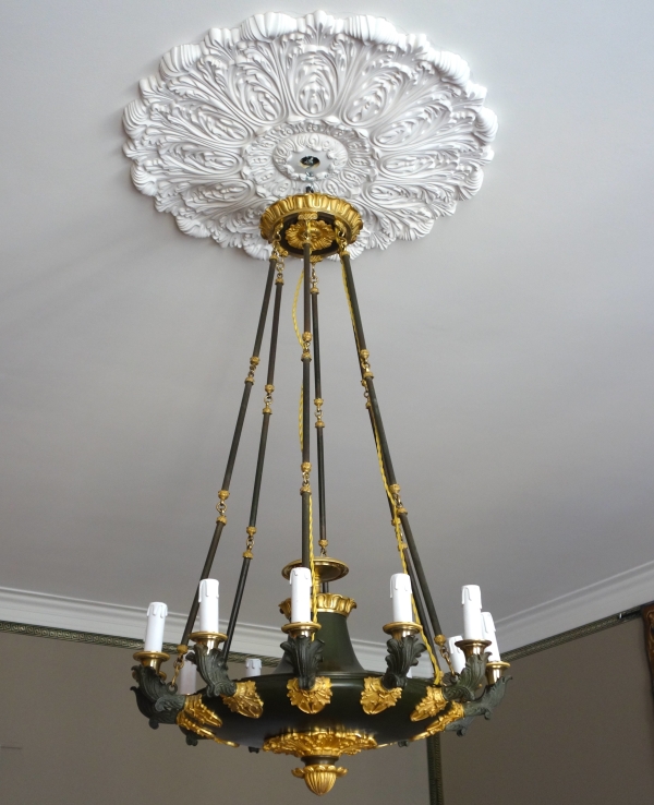 Grand lustre à 12 feux Empire d'époque Restauration en bronze patiné et doré, vers 1820-1830