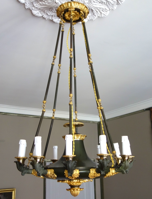 Grand lustre à 12 feux Empire d'époque Restauration en bronze patiné et doré, vers 1820-1830