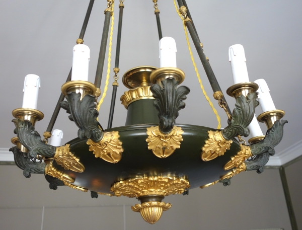 Grand lustre à 12 feux Empire d'époque Restauration en bronze patiné et doré, vers 1820-1830