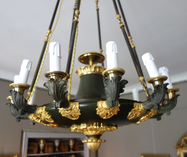 Grand lustre à 12 feux Empire d'époque Restauration en bronze patiné et doré, vers 1820-1830