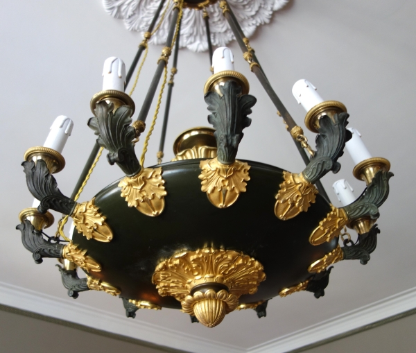 Grand lustre à 12 feux Empire d'époque Restauration en bronze patiné et doré, vers 1820-1830