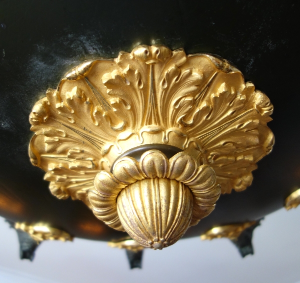 Grand lustre à 12 feux Empire d'époque Restauration en bronze patiné et doré, vers 1820-1830