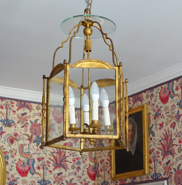 Grande lanterne de vestibule de château, tôle dorée et verre soufflé, attribuée à la Maison Baguès
