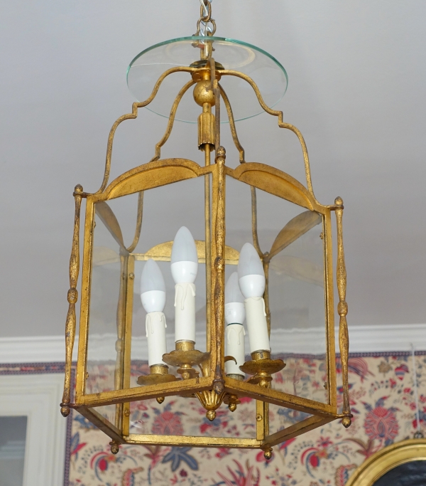 Grande lanterne de vestibule de château, tôle dorée et verre soufflé, attribuée à la Maison Baguès