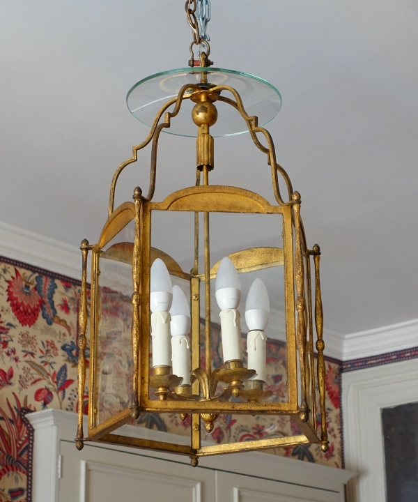 Grande lanterne de vestibule de château, tôle dorée et verre soufflé, attribuée à la Maison Baguès