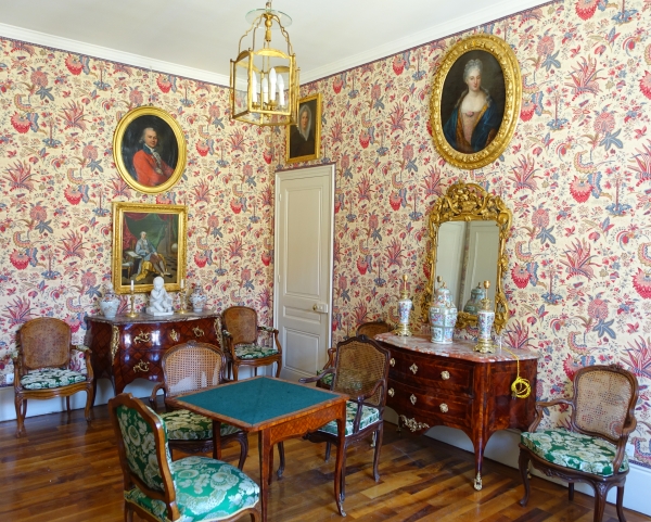 Grande lanterne de vestibule de château, tôle dorée et verre soufflé, attribuée à la Maison Baguès