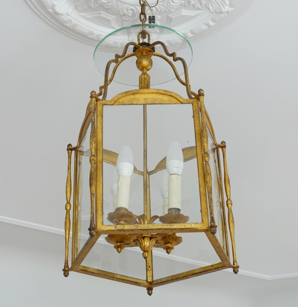 Grande lanterne de vestibule de château, tôle dorée et verre soufflé, attribuée à la Maison Baguès