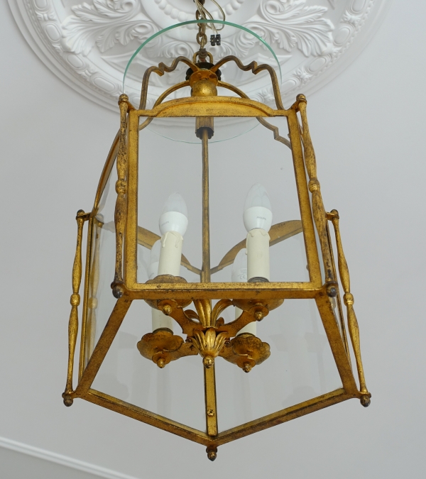 Grande lanterne de vestibule de château, tôle dorée et verre soufflé, attribuée à la Maison Baguès