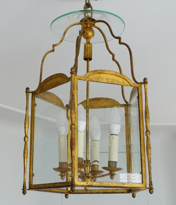 Grande lanterne de vestibule de château, tôle dorée et verre soufflé, attribuée à la Maison Baguès