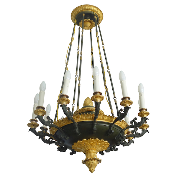 Grand lustre Empire en lampe antique à 12 feux, bronze doré au mercure & patiné, début XIXe