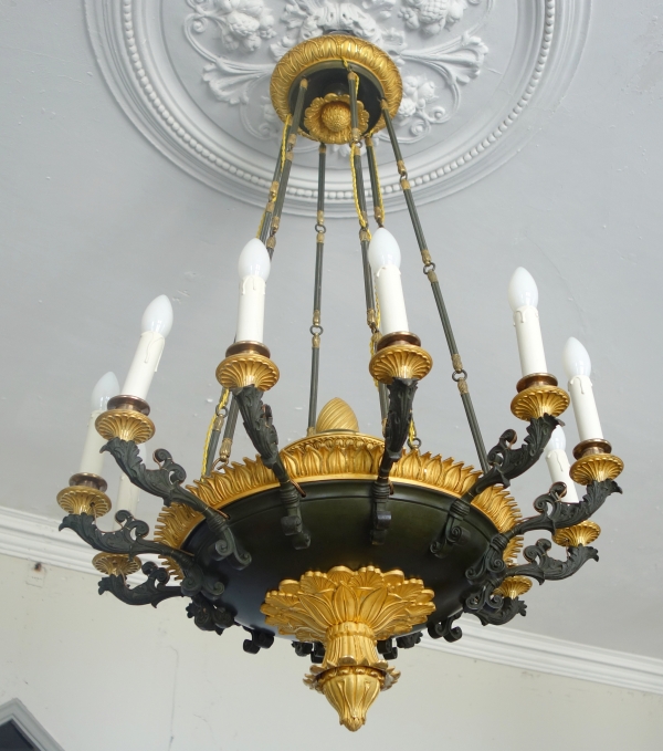 Grand lustre Empire en lampe antique à 12 feux, bronze doré au mercure & patiné, début XIXe