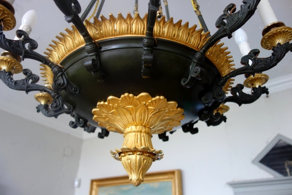 Grand lustre Empire en lampe antique à 12 feux, bronze doré au mercure & patiné, début XIXe